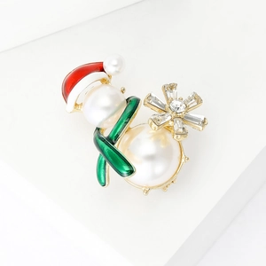 Broche de bonhomme de neige de Noël avec perles d'imitation et détails en émail rouge