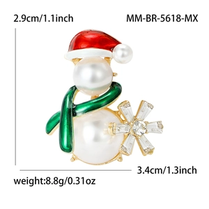 Broche bonhomme de neige en perles avec chapeau en émail rouge et détail de flocon