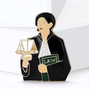 Broche professionnelle d'avocat créative avec balance de justice et livre de loi en émail