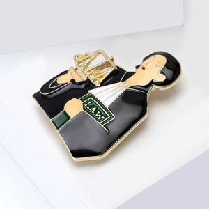 Broche en émail créative d'avocat avec balance dorée et robe noire sur blanc