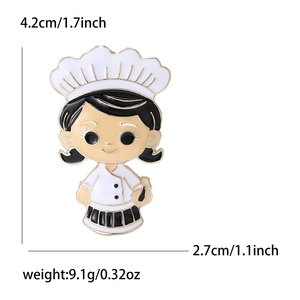 Broche chef cuisinière en émail noir et blanc avec bords dorés et dimensions du produit