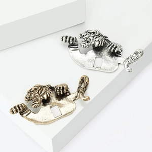 Retro tiger head brooch in silver and bronze alloy finish for men's overcoats