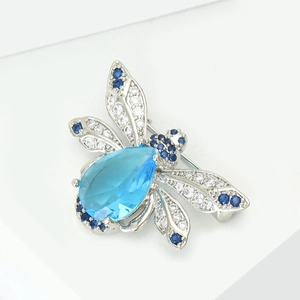 Détails de la broche abeille avec pierre précieuse bleu ciel et ailes en argent