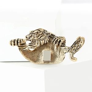Vintage gold tiger head relief alloy brooch for men with bold embossed animal pattern