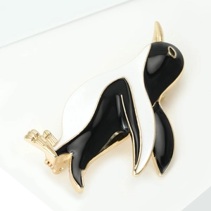 Broche pingouin mignonne en émail noir et blanc avec finition en métal doré élégante
