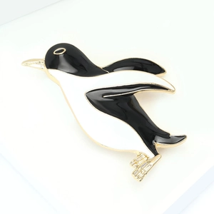 Broche pingouin mignonne en émail avec bordure dorée et design noir et blanc pour femmes