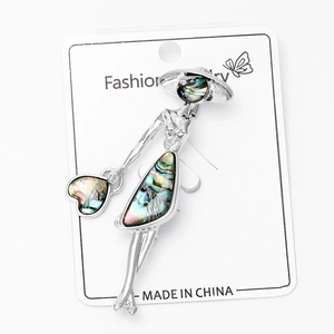 Détail de la broche femme avec incrustations de nacre colorée sur cadre en métal argenté