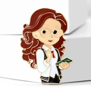 Broche en émail dessin animé médecin avec une enseignante à lunettes et livre vert