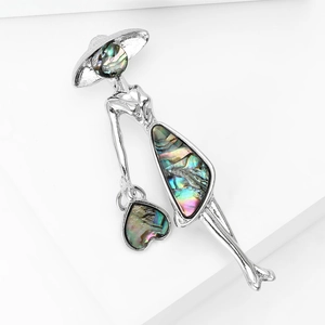 Broche femme élégante avec incrustation de nacre irisante sur fond blanc moderne