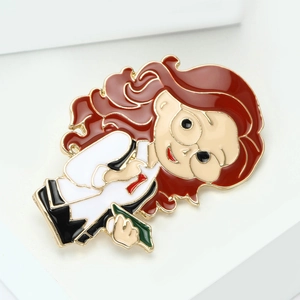 Broche Émail Docteur Infirmière Dessin Animé Badge en Alliage de Personnage à Cheveux Rouges Créatif pour Blouse Médicale