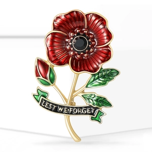 Rode emaille klaproos bloem broche met gouden plating en Lest We Forget lint