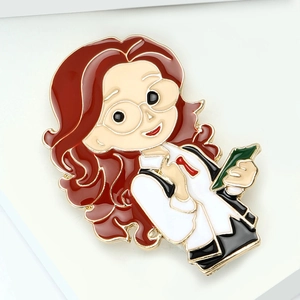 Broche en émail docteur dessin animé avec blouse blanche et livre vert dorée à l'or