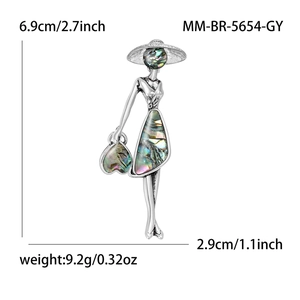 Broche femme élégante en nacre d'abalone avec chapeau et sac à main en forme de cœur