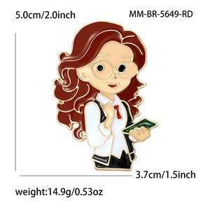 Broche en émail docteur fille dessin animé avec lunettes et livre vert sur fond blanc