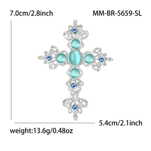 Broche croix argentée ajourée avec strass verts, ornement de 7,0 cm de hauteur