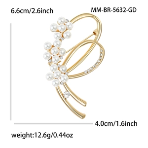 Broche nœud dorée élégante avec perles blanches et strass, dimensions 6.6cm x 4.0cm