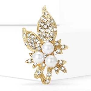 Broche élégante dorée ornée de perles blanches et de brillants zircons en feuilles