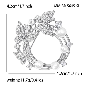Élégante broche couronne argentée avec perles blanches et strass en cristal brillant