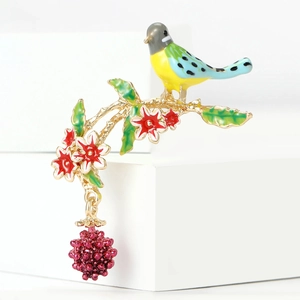 Exquisite Emaille-Vogel-Brosche mit blauen Flügeln und gelbem Bauch auf goldenem Zweig