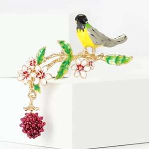 Exquisite Emaille-Vogelbrosche mit goldenen Legierungsblüten und rotem Beerenanhänger