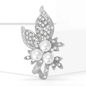 Broche élégante en forme de feuille avec strass brillants et trois perles blanches