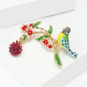 Detailansicht der Vogel- und Blumenbrosche mit bunter Emaille und goldfarbenen Akzenten