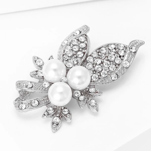 Détail d'une élégante broche fleur avec perles blanches et strass brillants de luxe