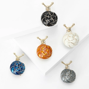 Broches escargots en émail chic en plusieurs couleurs avec cristaux sur base dorée