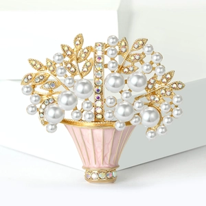 Eleganter goldener Blumenkorb-Anstecker mit Perlen, rosa Emaille und bunten Strasssteinen