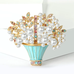Emaille Blumenkorb Brosche mit bunten Strasssteinen und weißen Perlen auf Goldlegierung