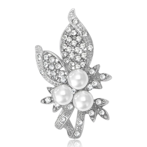 Broche florale en argent élégante avec strass brillants et trois perles blanches