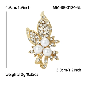Élégante broche dorée avec perles blanches et strass, taille 4,9 cm par 3,0 cm