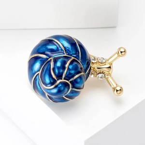 Vue macro détaillée de la broche escargot en émail bleu royal avec dorure et strass
