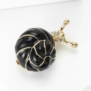 Vue macro d'une broche escargot avec émail noir et cristaux brillants sertis