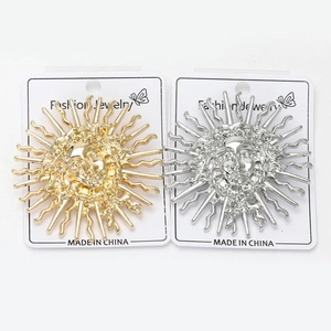 Détails des broches soleil en or et argent avec un design de visage rayonnant
