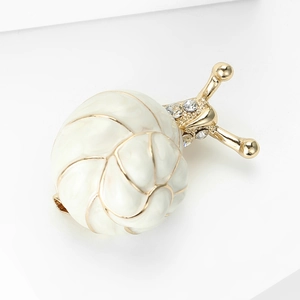Détail de la broche escargot en émail avec accents dorés et strass brillants de luxe