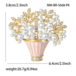 Modische Emaille Blumenkorb Brosche mit rosa Blüten, weißen Perlen und Goldbasis