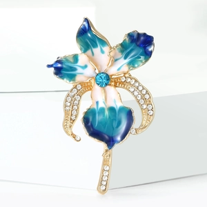 Eleganter Brosche mit Orchideenblüte, blau-weißer Emaille und glänzenden Strasssteinen