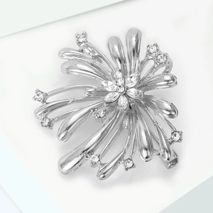 Détail d'une broche feu d'artifice argentée sertie de strass et de zircons brillants