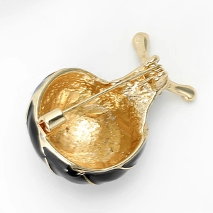 Vue détaillée de l'arrière d'une broche escargot avec fermeture à épingle classique dorée
