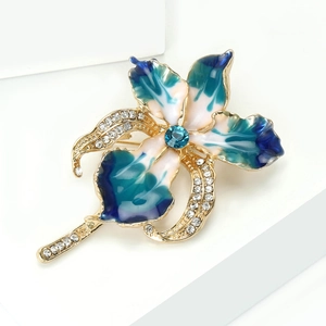 Nahaufnahme der Orchideen-Brosche mit blau-grünem Emaille und Kristall-Verzierungen
