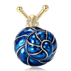 Broche escargot élégante en émail bleu et cristaux sur une base en métal doré chic