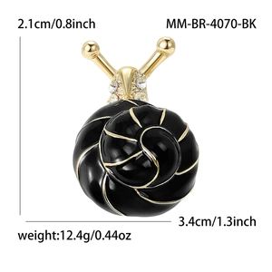 Broche escargot élégante en émail noir et doré avec des détails en strass pour femmes