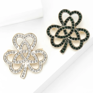 Broches trèfle élégantes avec strass brillants sur monture dorée pour mode féminine