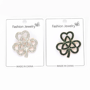 Vue macro détaillée de broches trèfles étincelantes en argent blanc et vert doré