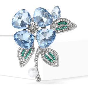 Elegante spilla floreale con petali in cristallo blu, foglie verdi e perla bianca tonda