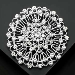 Vue macro d'une luxueuse broche tournesol en argent avec des strass étincelants