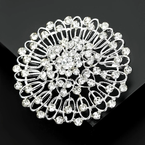 Vue macro d'une broche tournesol argentée sertie de strass avec détails multicouches