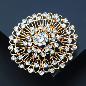 Vue macro d'une broche fleur dorée avec strass et centre en cristal sur fond noir