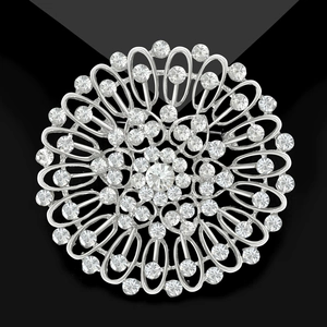 Élégante broche tournesol en argent avec strass scintillants sur fond noir profond